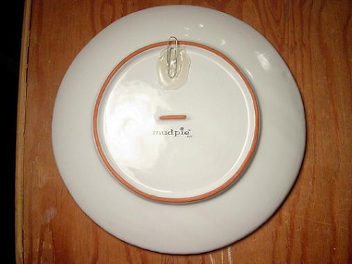 decorating with common household items like a simple paper clip. How to make a plate hanger using a paper clip.