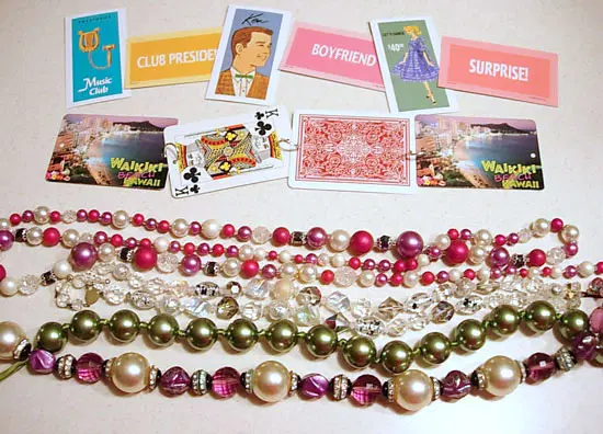 many options you can use to make Christmas tree garlands - beads and greeting cards
