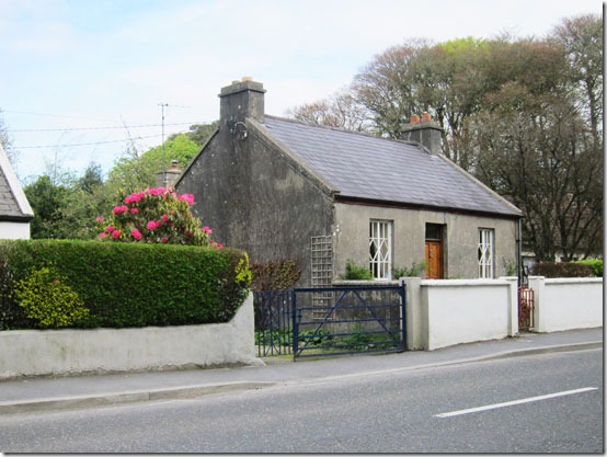 Ireland-houses-hedges