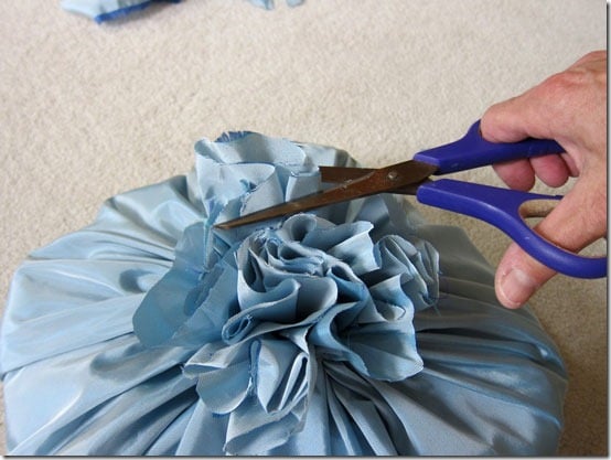 Making-a-no-sew-rosette-pil