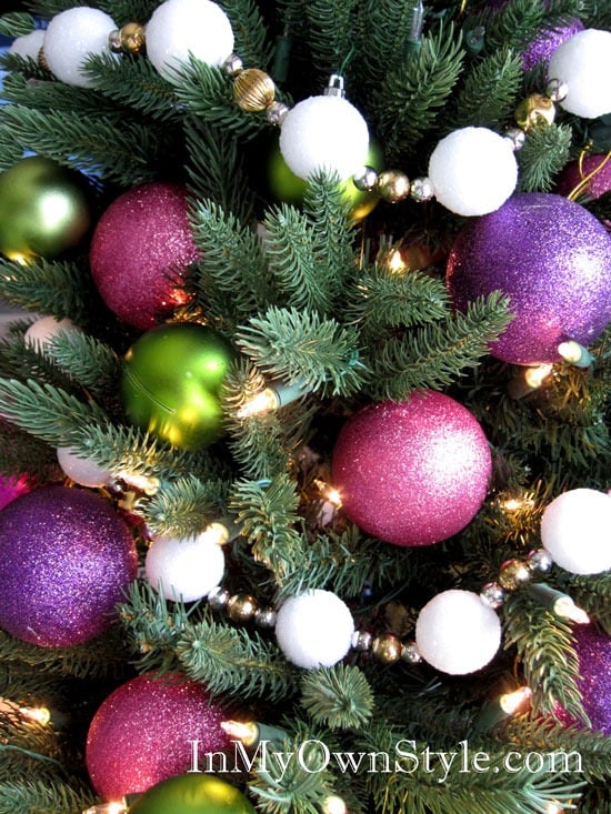 DIY Glitter-Snowball-Garland on Christmas tree
