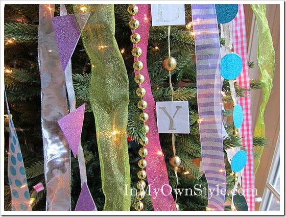 decorate a christmas tree with ribbon