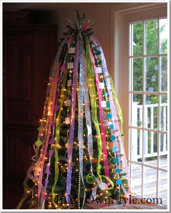 Decorate a Christmas tree with ribbon