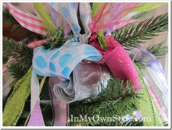 decorate a christmas tree with ribbon
