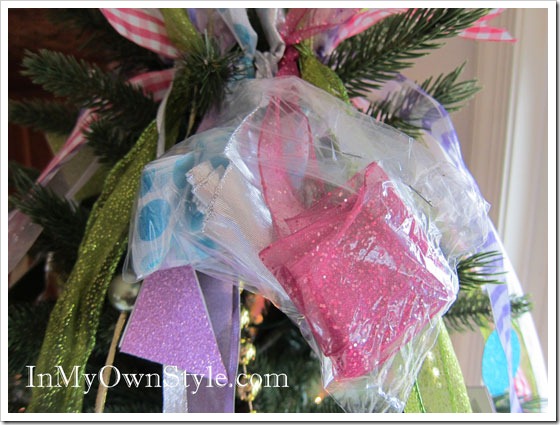 decorate a christmas tree with ribbon