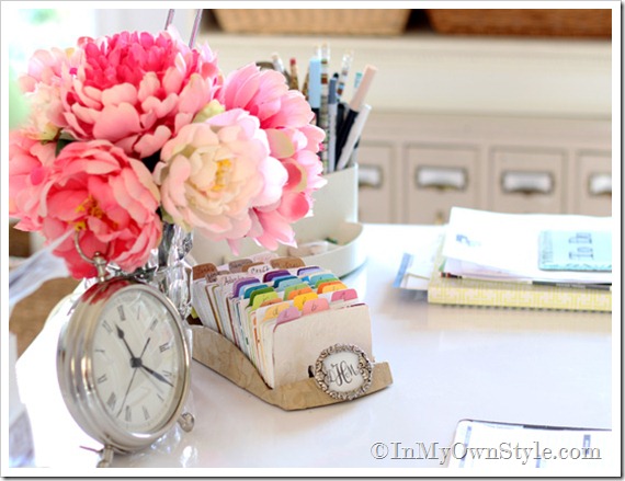 How to accessorize a desk