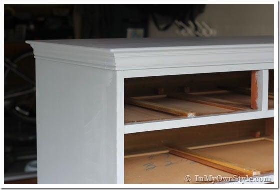 Paint-primer-on-furniture