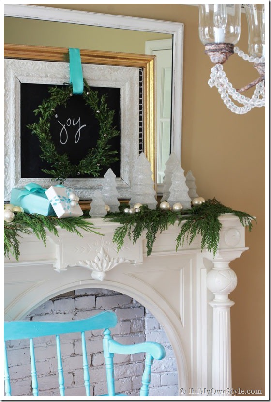 Christmas-Mantle-Decorating