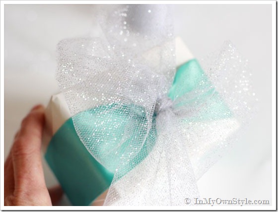 How-to-tie-a-bow-with-ribbo
