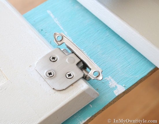 How-to-screw-a-hinge-on-a-door