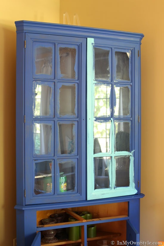 Using-two-colors-of-DIY-chalk-paint-on-one-piece-of-furniture