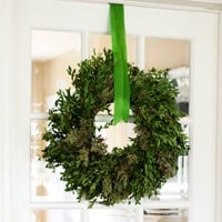 How to hang a wreath with ribbon