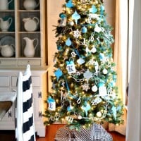 Decorating a Christmas tree using the colors turquoise, black and white