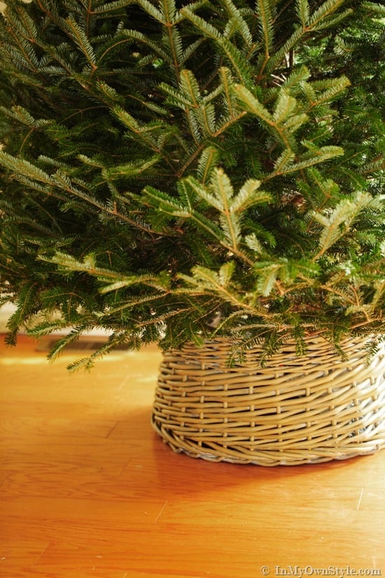 Christmas tree collar. Christmas-Tree-Skirt-made-using-a-basket 