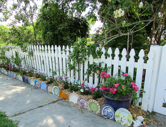 Plates-used-as-garden-border