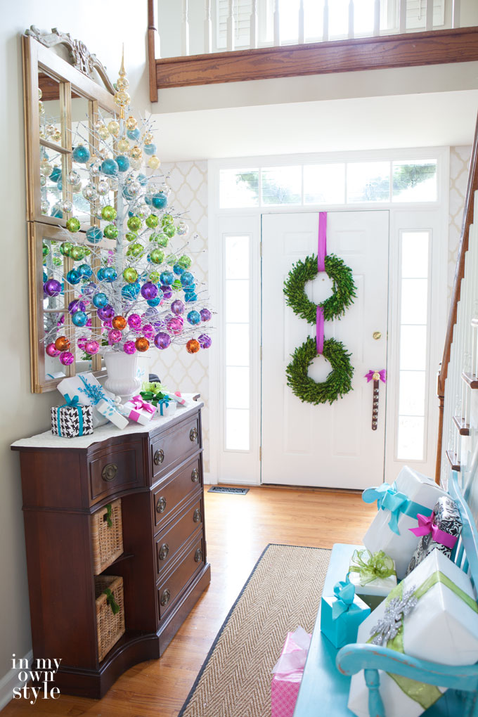 Foyer-ideas-for-Christmas-Decorating.