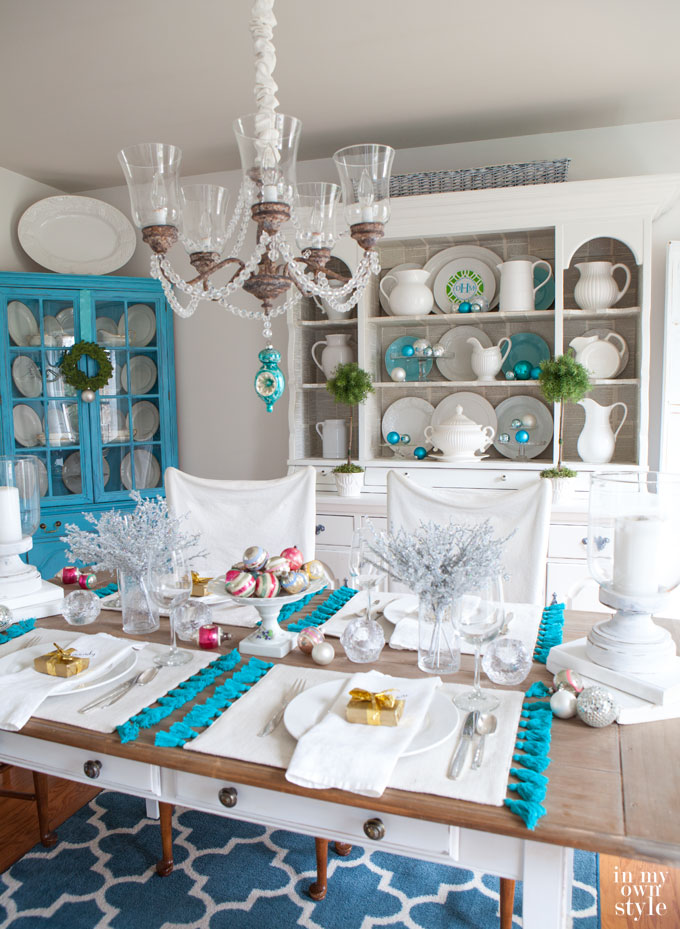 Turquoise and white christmas-Table-settings