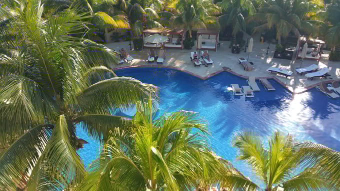 Pool-at-the-El-dorado-Maroma-resort-on-the-Riveria-Maya-in-Mexico