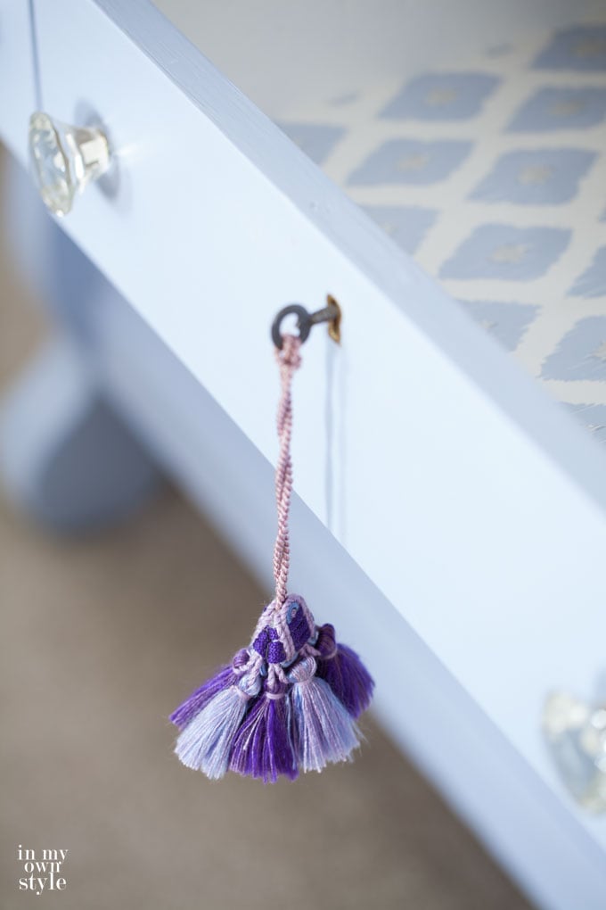 Key tassel for furniture drawers