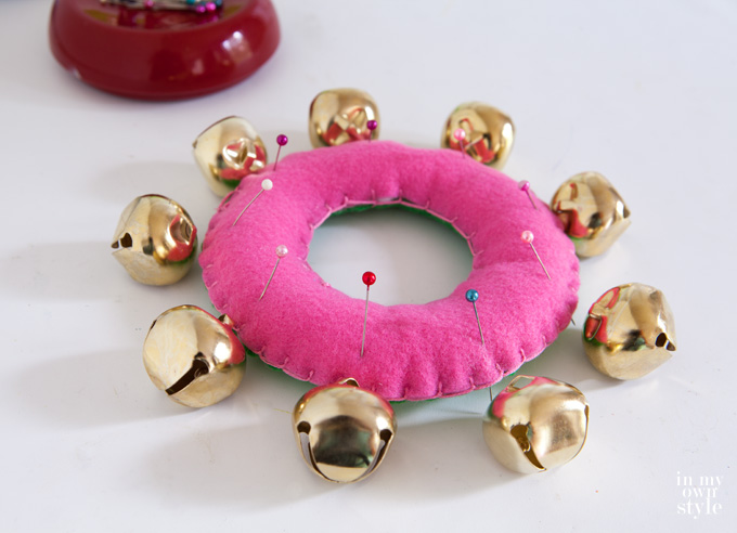 Christmas-Doorknob-wreath
