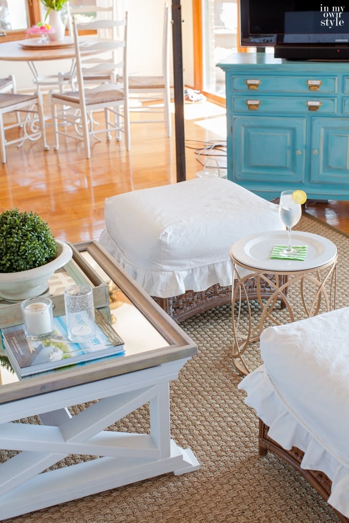 living room conversational furniture grouping using ottomans