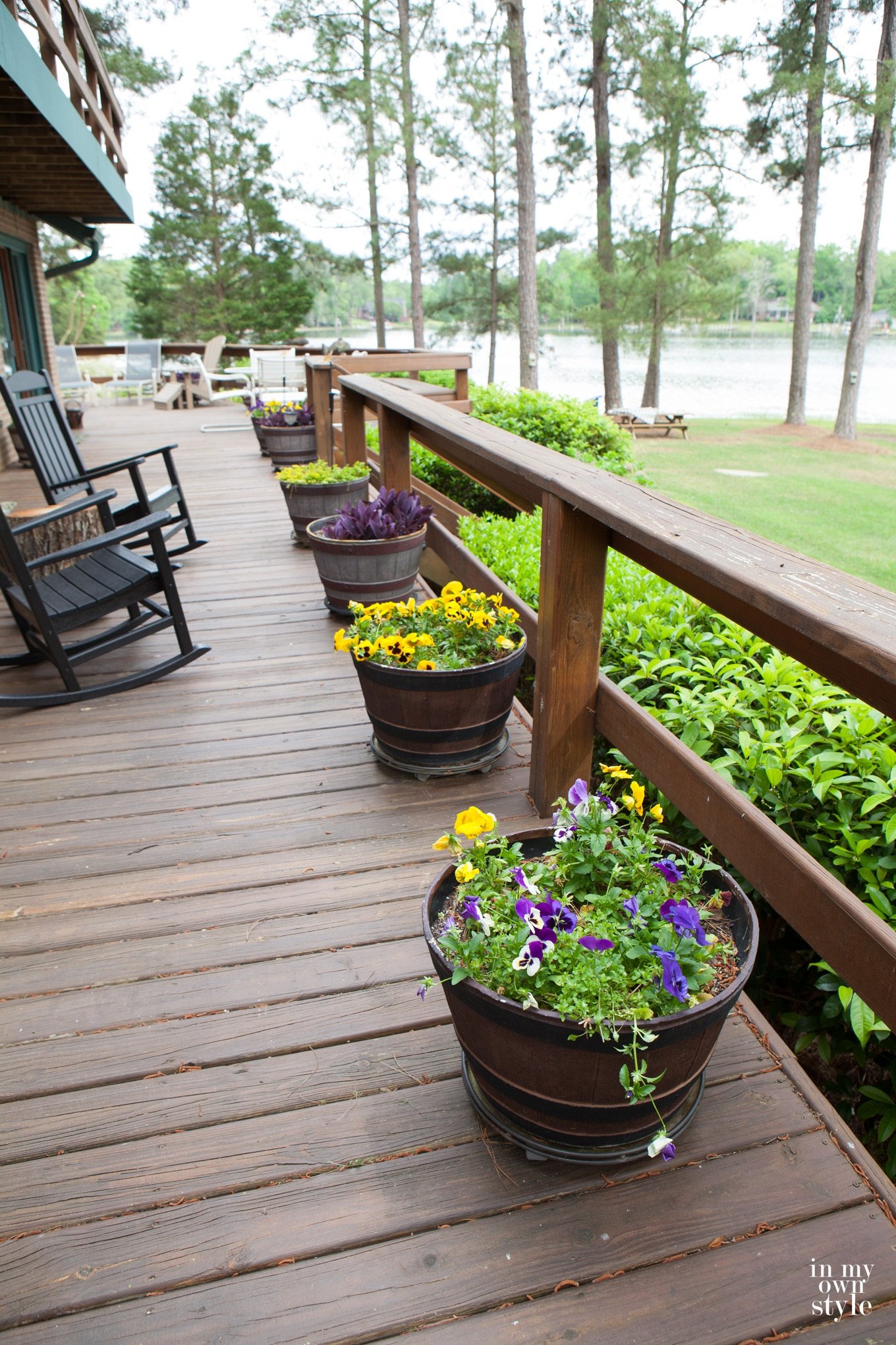 Outdoor flower planter ideas to coordinate with the exterior color of a house