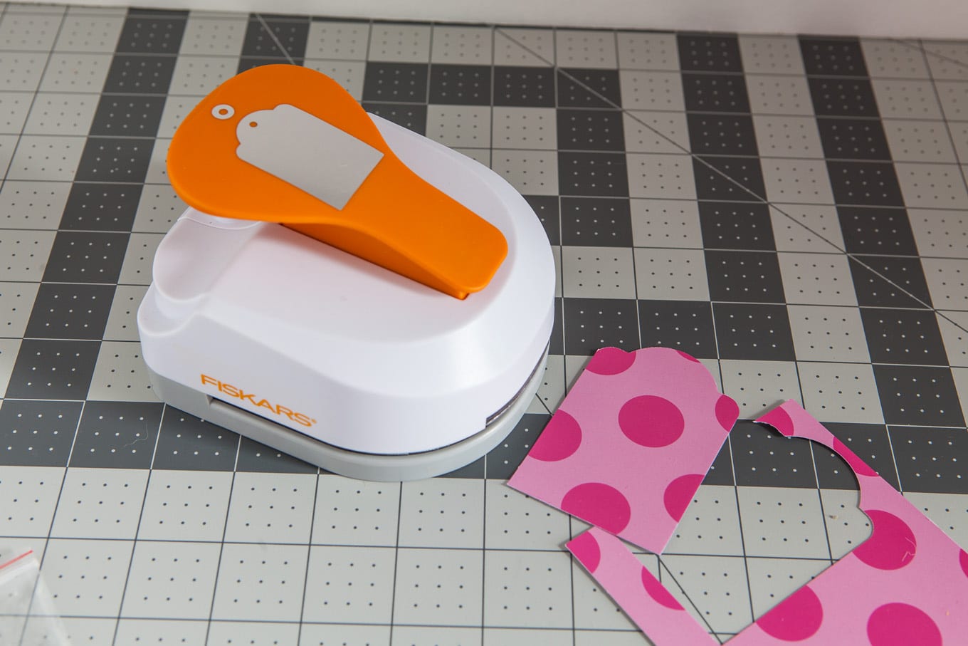 How to make a gift tag using a gift tag maker from Fiskars
