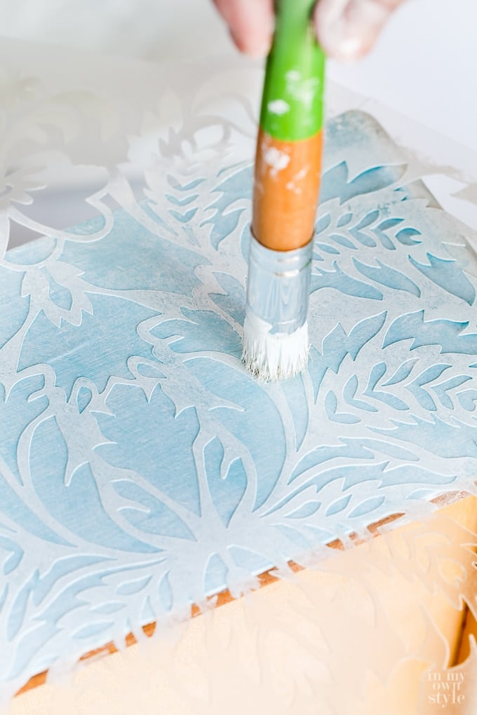 How to use a stencil brush