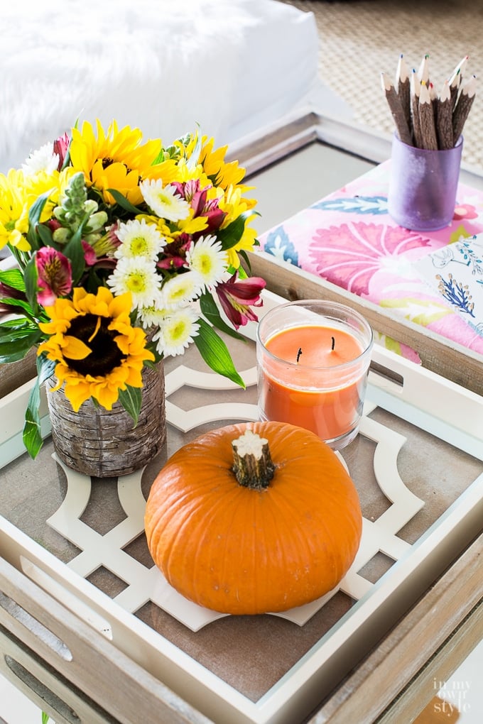 How to decorate with trays for fall