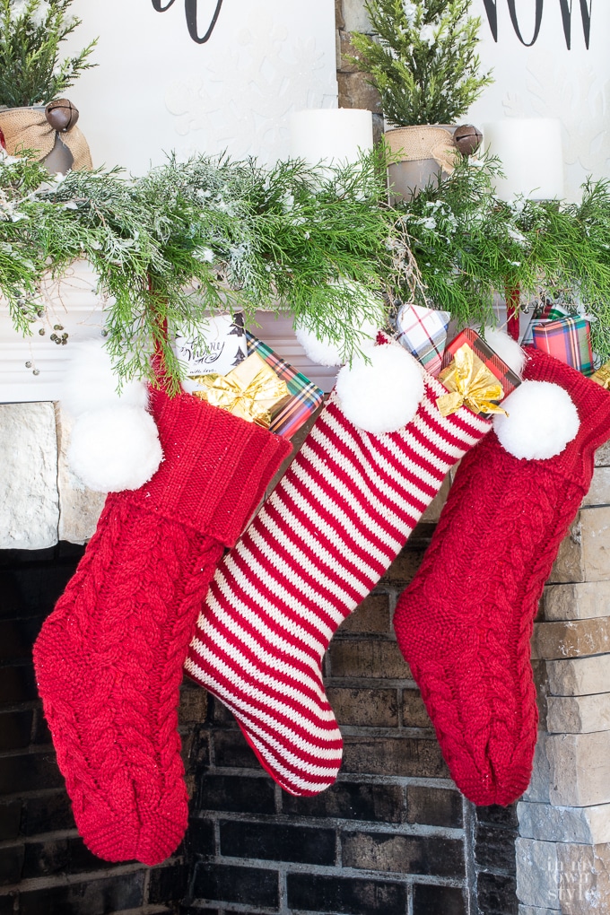 christmas-mantel-decorating-ideas using red and white plaid