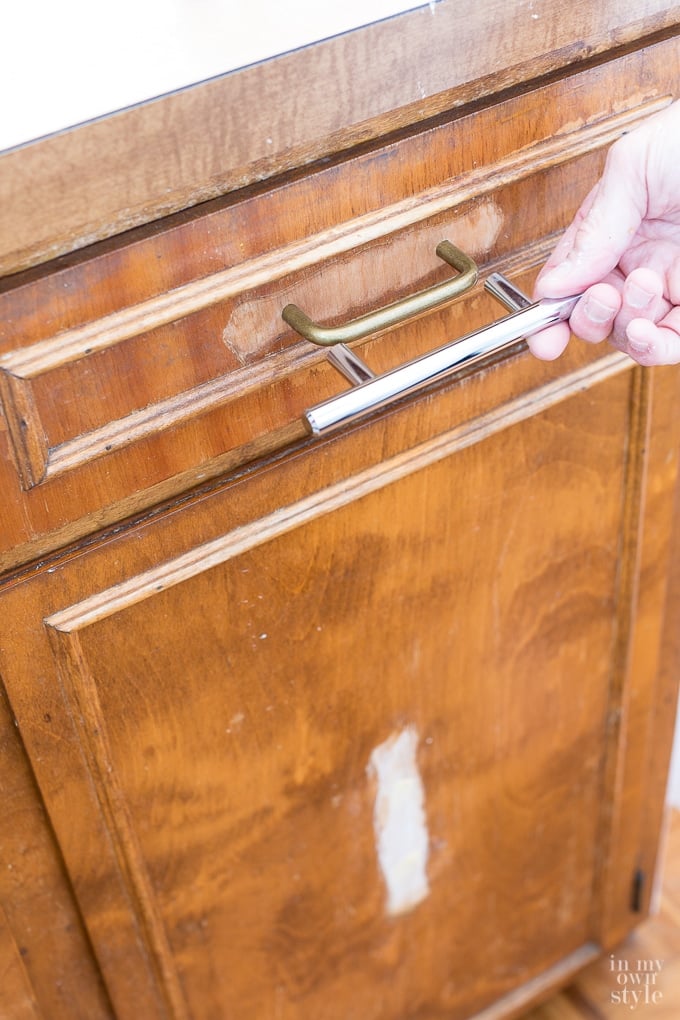 how to replace kitchen-cabinet-hardware