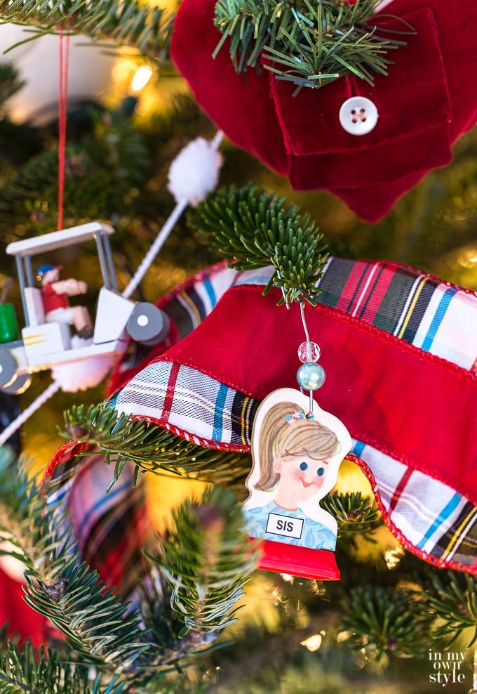 Christmas decorating ideas using red. Christmas house tours