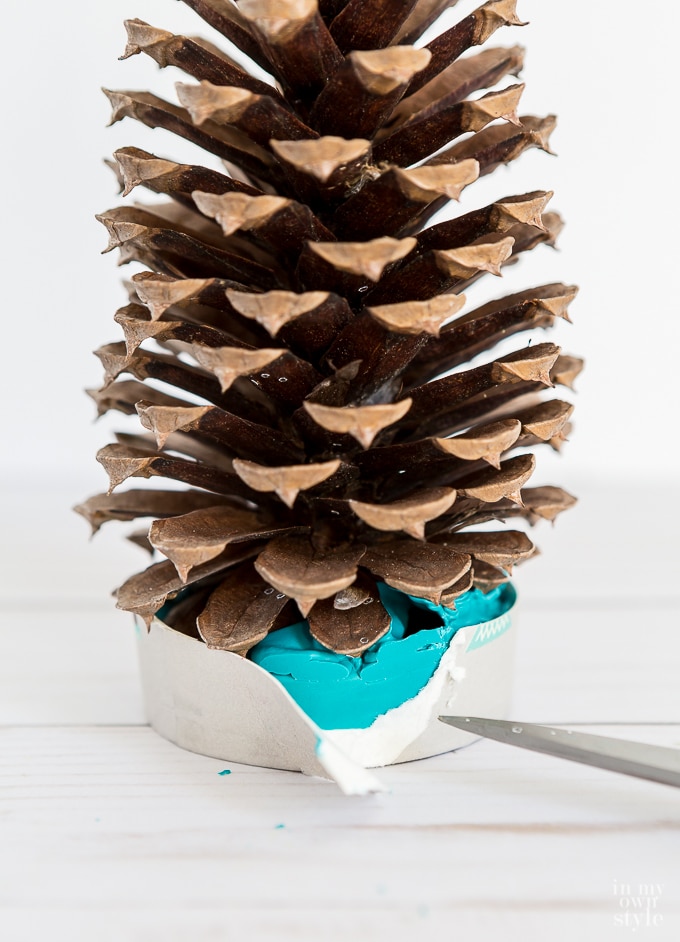 How to make a pine cone Christmas tree