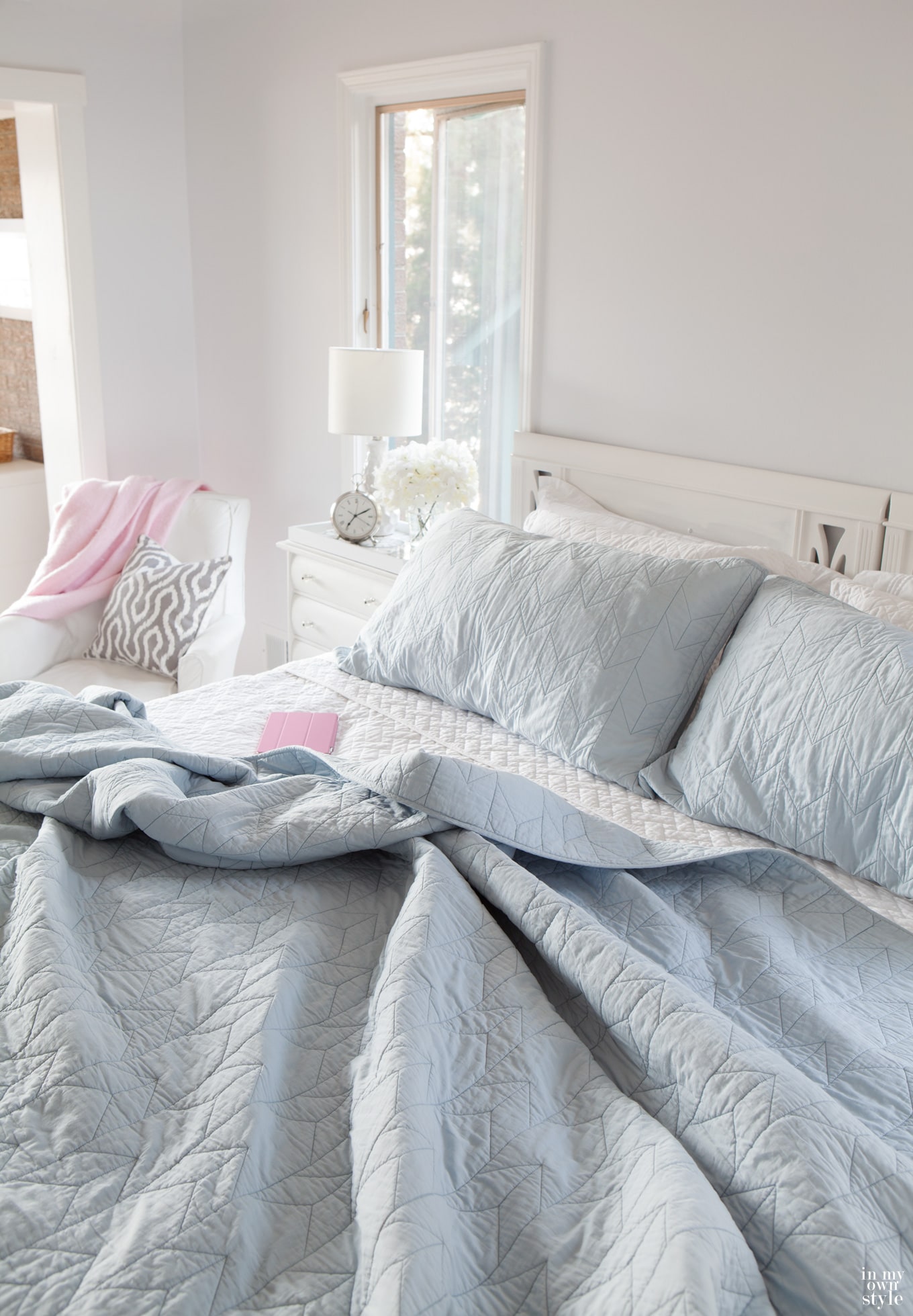 Bedroom decorating ideas using quilts