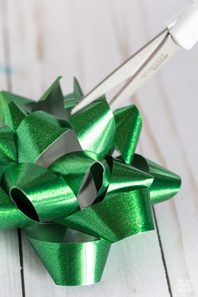 Standard gift bow tweak. Creative and easy gift wrapping ideas for Christmas