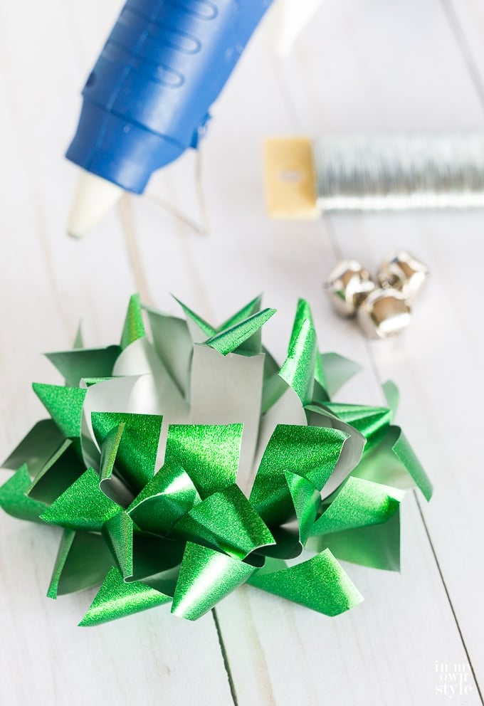 Standard gift bow hack. Creative and easy gift wrapping ideas for Christmas