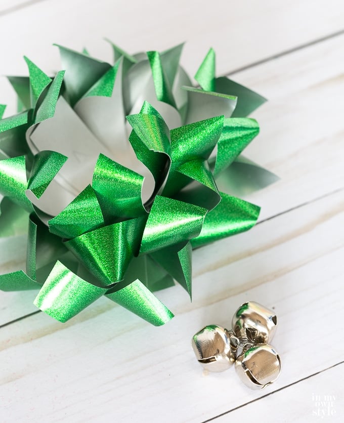 Confetti bow styling. Creative and easy gift wrapping ideas for Christmas