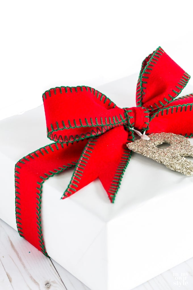 Creative and easy gift wrapping ideas for Christmas using felt ribbon