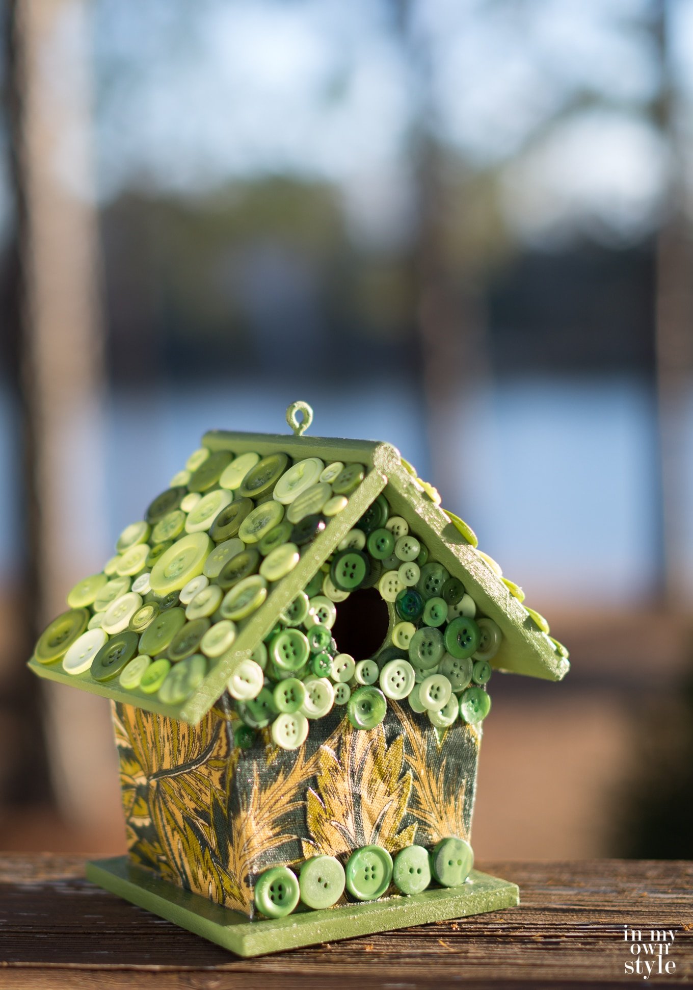 How to make and decorate a birdhouse