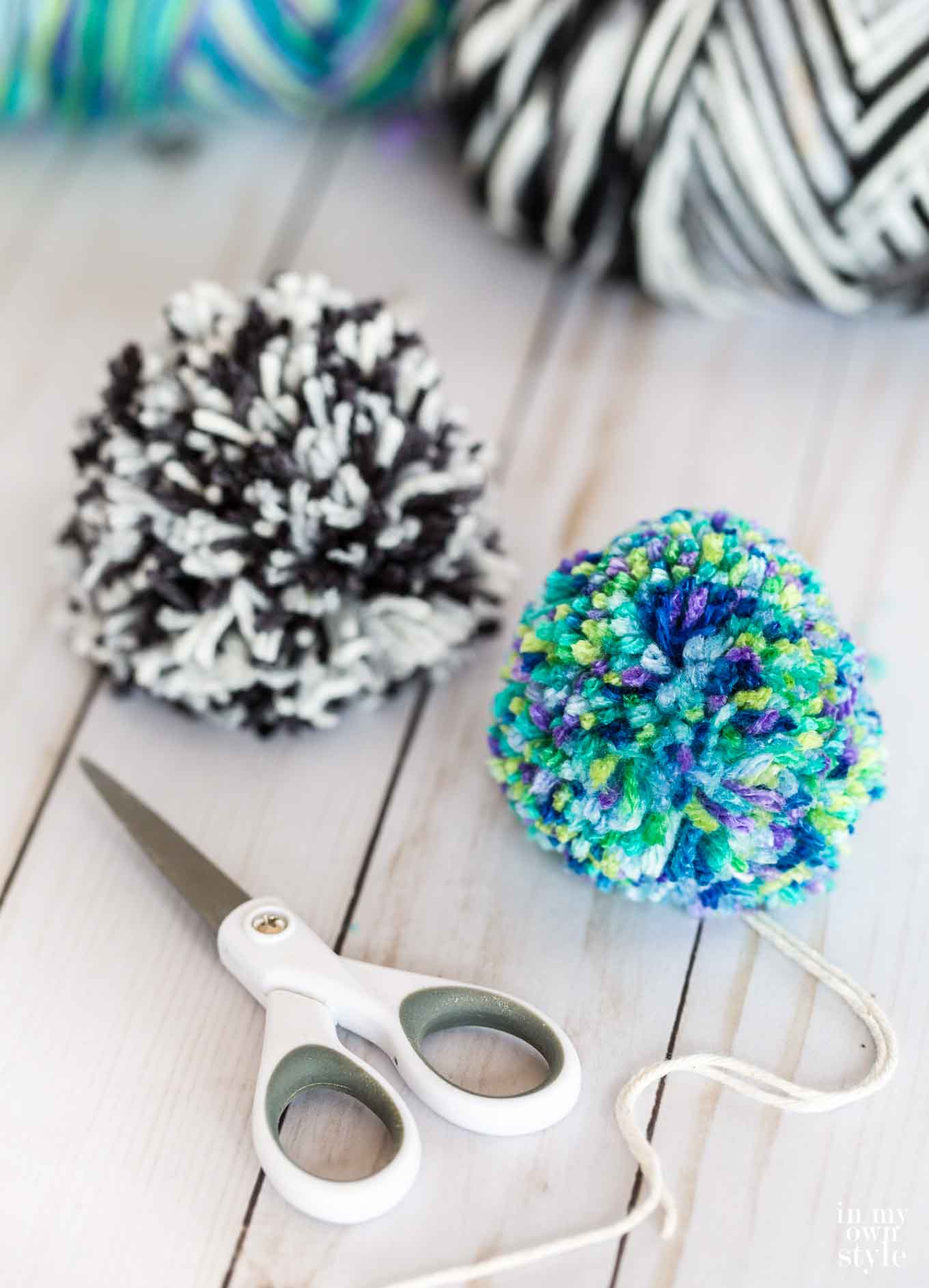 How to make colorful yarn pom poms