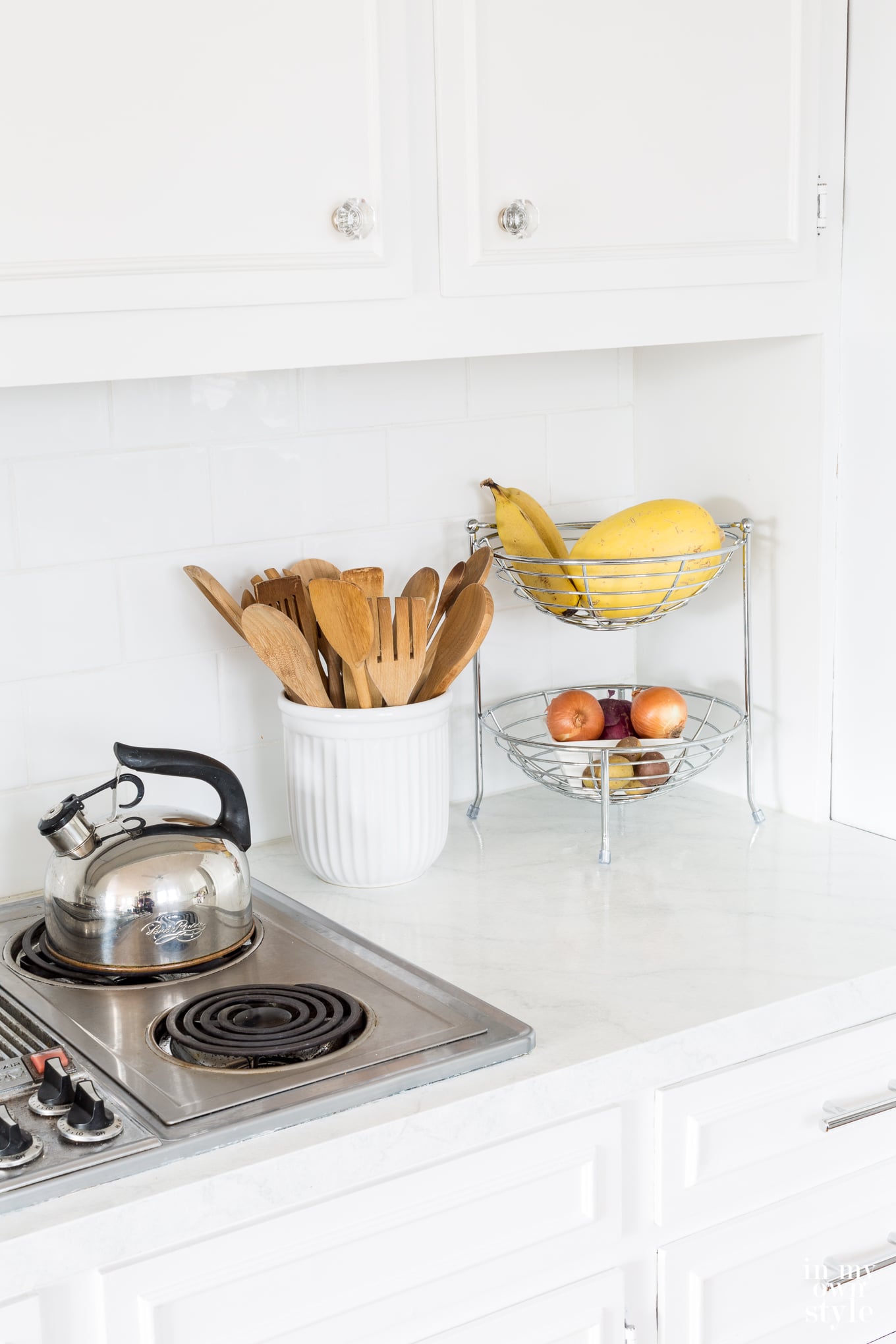 Kitchen subway tile backsplash makeover using whtie subway tiles and grout