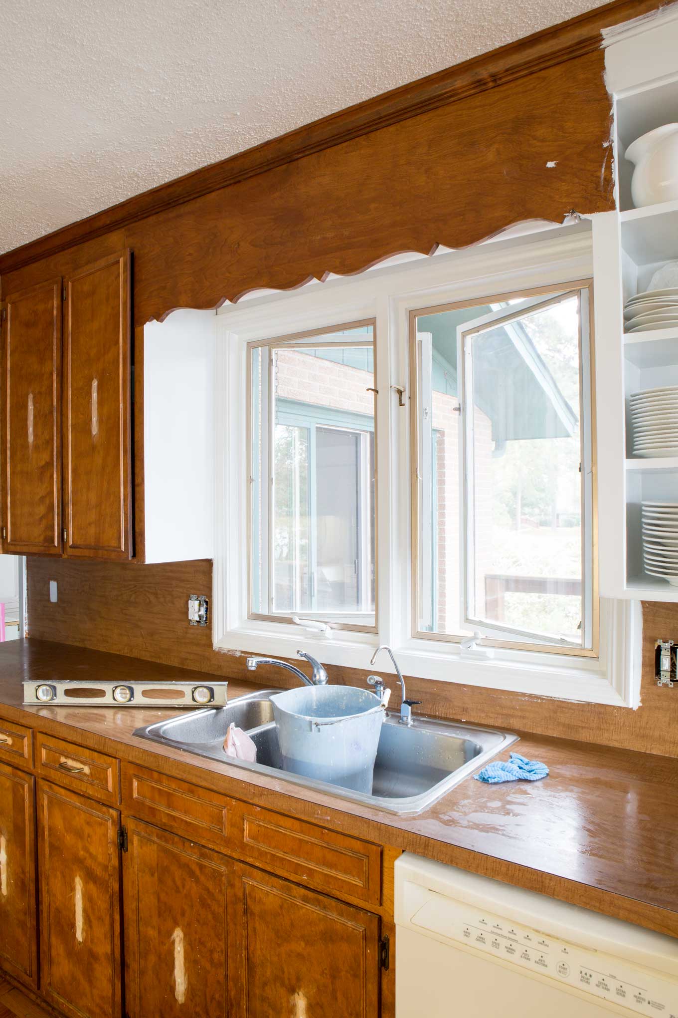 Prepping-to-paint-kitchen-cabinets