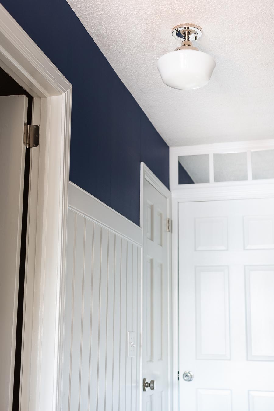 Decorating ideas with navy blue and white