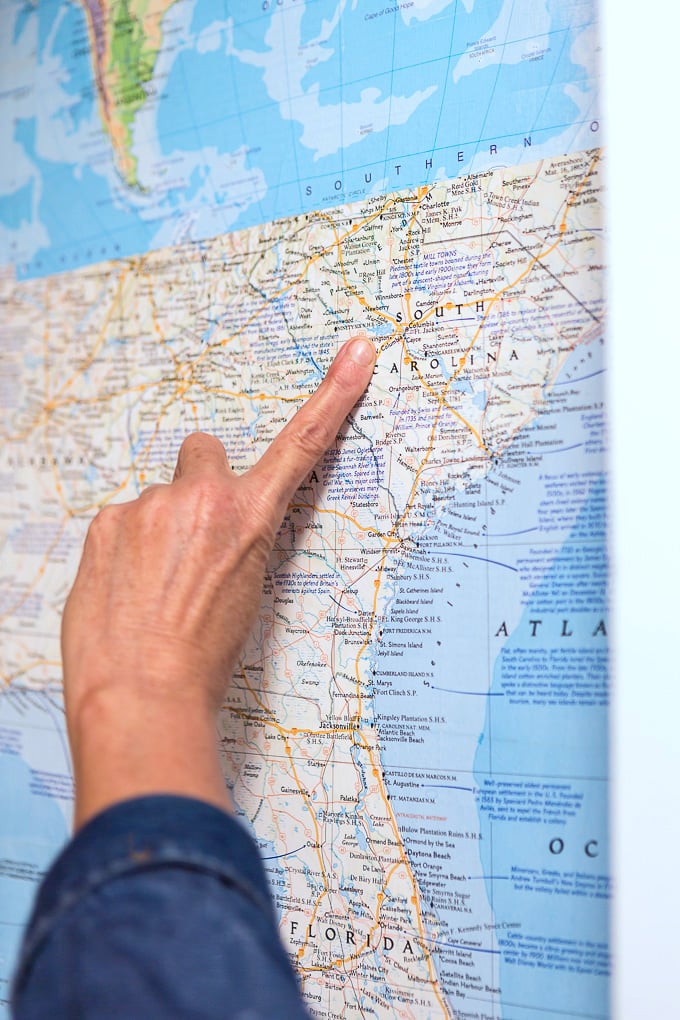 How-to-use-maps-as-DIY-wallpaper