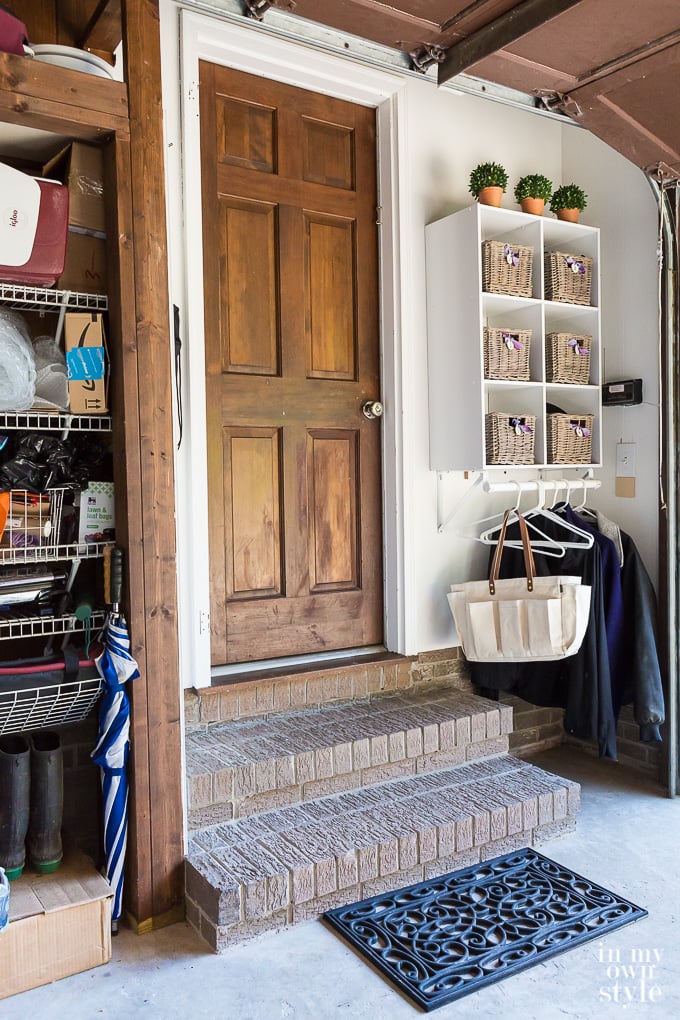 How to install a retractable screen door