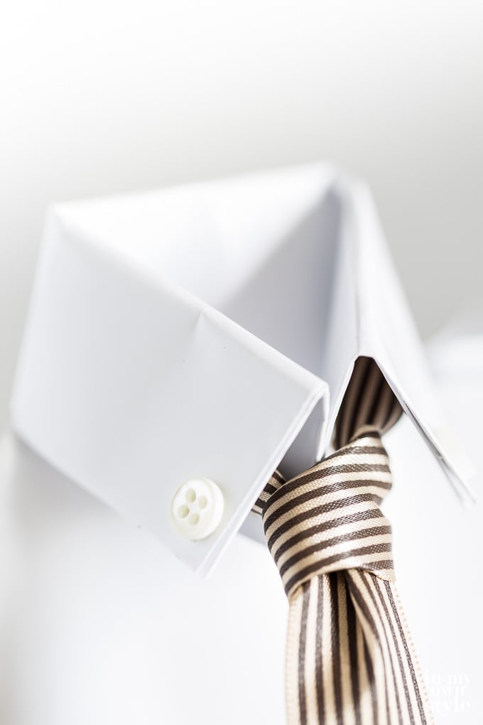Clever gift wrapping ideas for men. DIY Shirt and Tie gift bag. Perfect as a Father's day gift bag