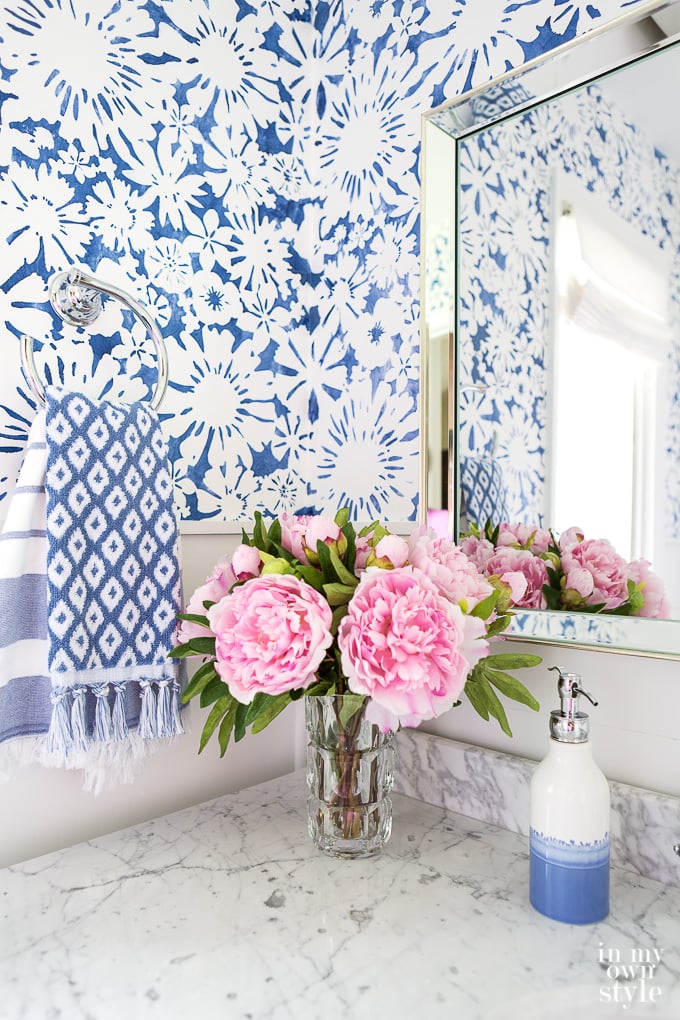 Small bathroom decorating ideas for the DIY home decorator