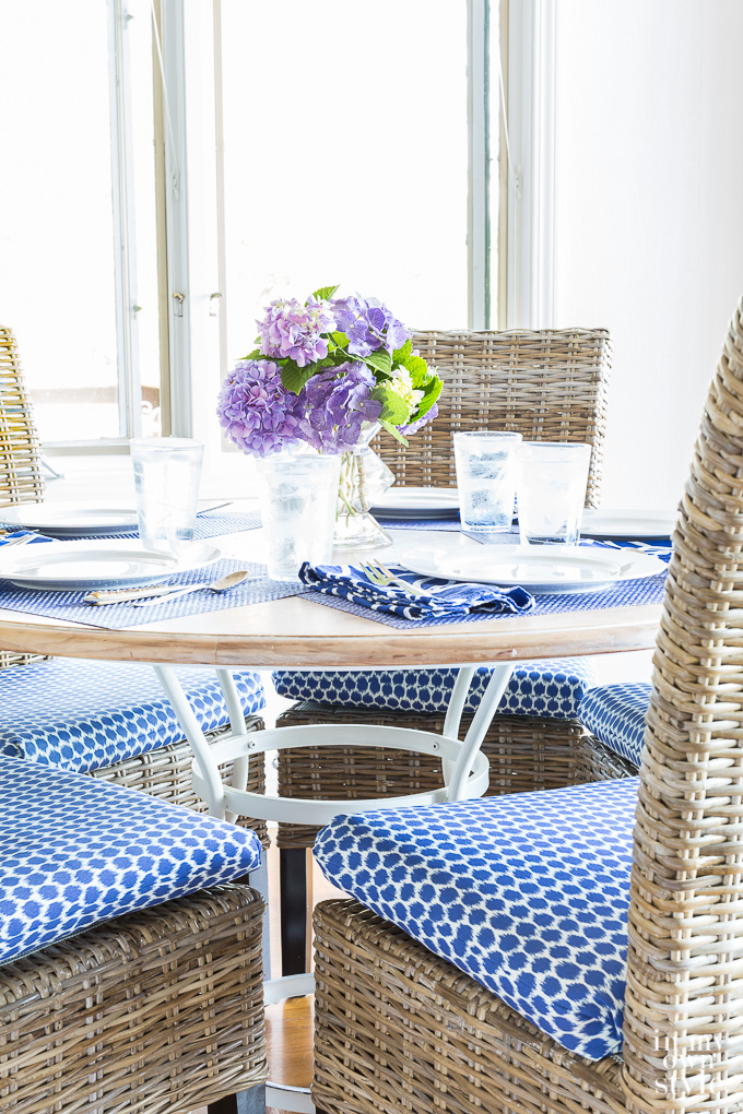 round dining table
