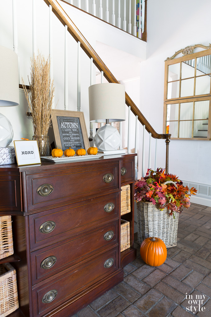 Fall decor bloggers home tours. Foyer and entry way decorating ideas for autumn.