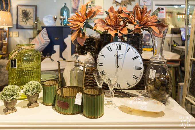 Roman numeral clock and decorative accessories 